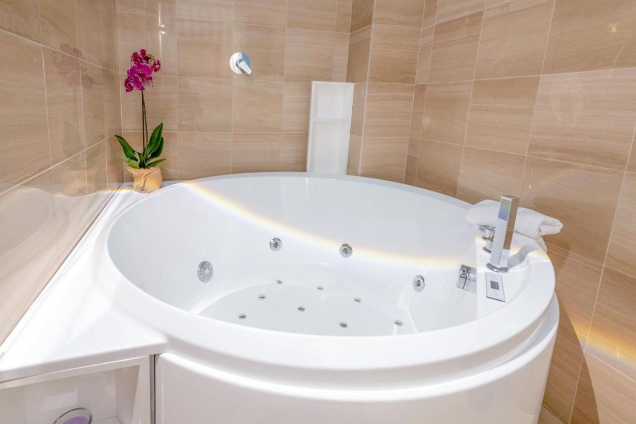 City Gate - Luxury Suites Бари Экстерьер фото